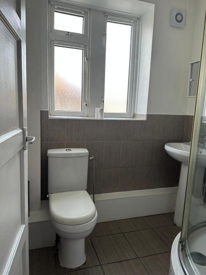 Spacious 2 Bed Flat Barking  Exterior photo